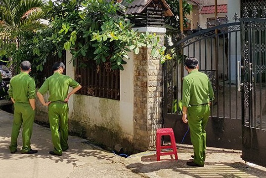 Mot gia dinh bi cai min no trong dem hinh anh