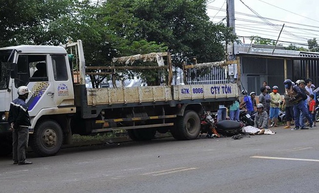 Người đàn ông tông xe tải tử vong ảnh 1 Nguoi dan ong tong xe tai tu vong anh 1