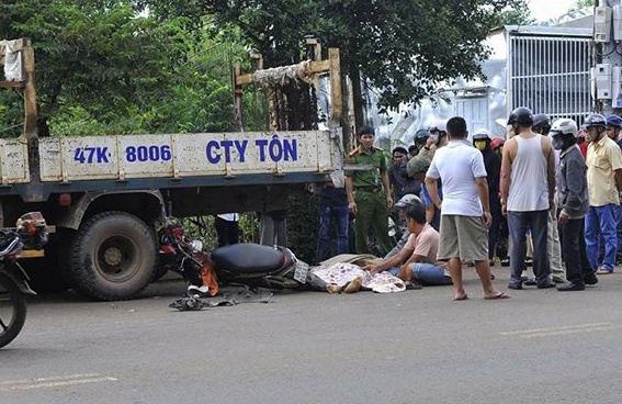 Nguoi dan ong tong vao xe tai ben duong tu vong hinh anh