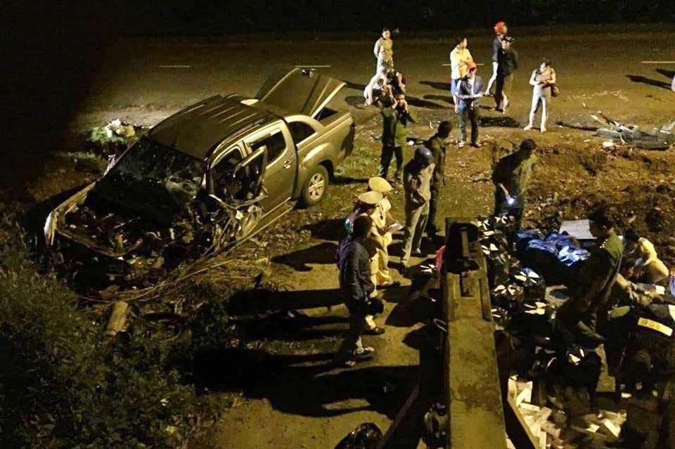 Oto ban tai mang bien so gia nat dau sau tai nan tren duong chay tron hinh anh