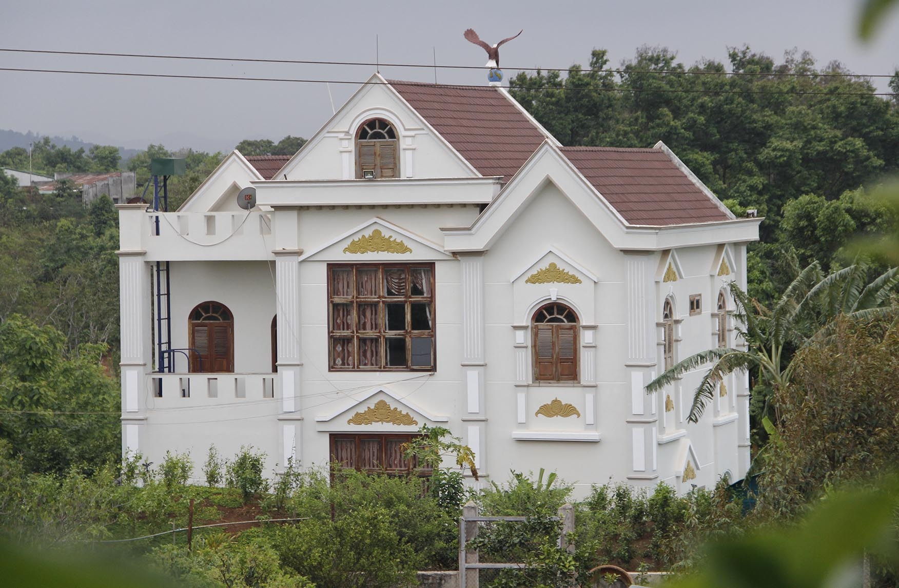 Chua cuong che biet thu cua pho ban noi chinh vi cho quy hoach hinh anh