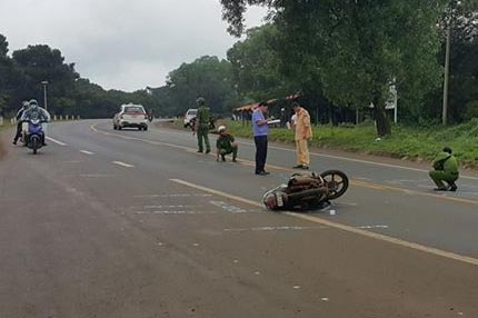 Nguoi me tu vong tren duong cho con di kham benh hinh anh