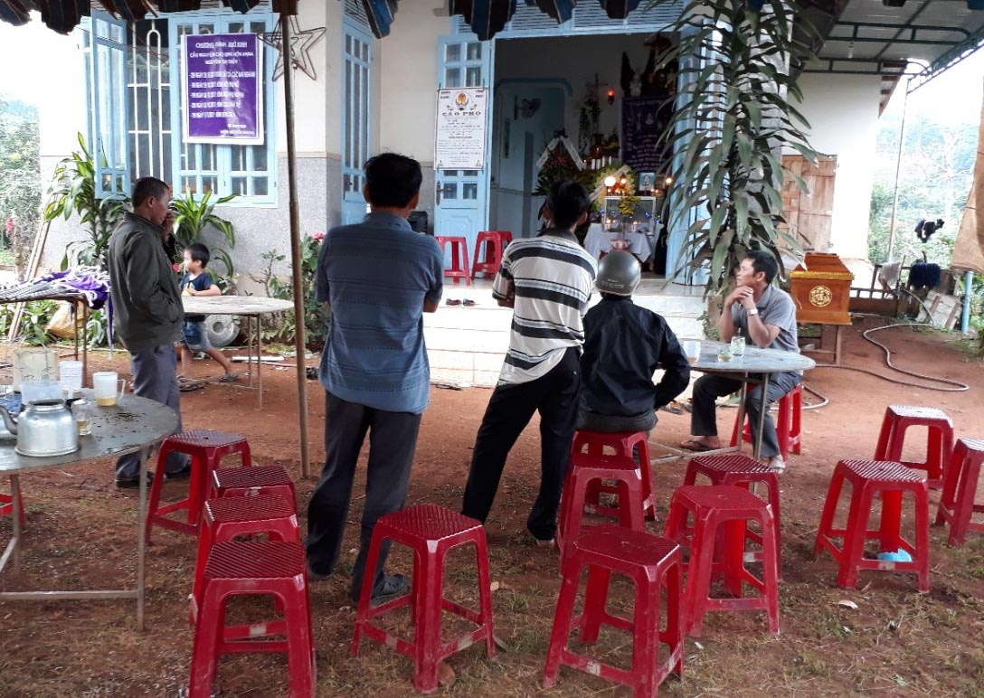 Me con san phu tu vong khi sinh hinh anh