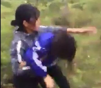 Bon nu sinh danh nhau vi mau thuan hinh anh