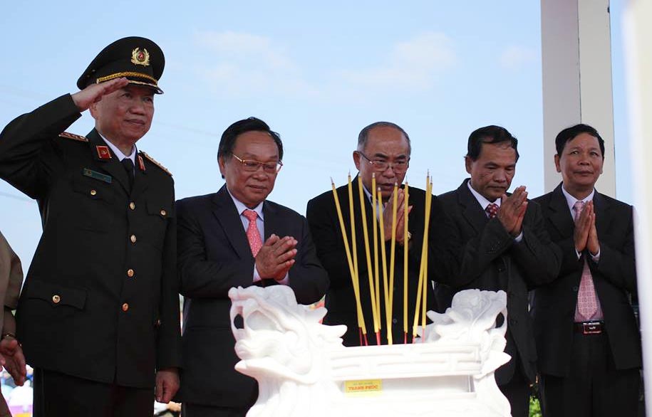 Dat bia tuong niem Duong hanh lang chien luoc Bac - Nam hinh anh