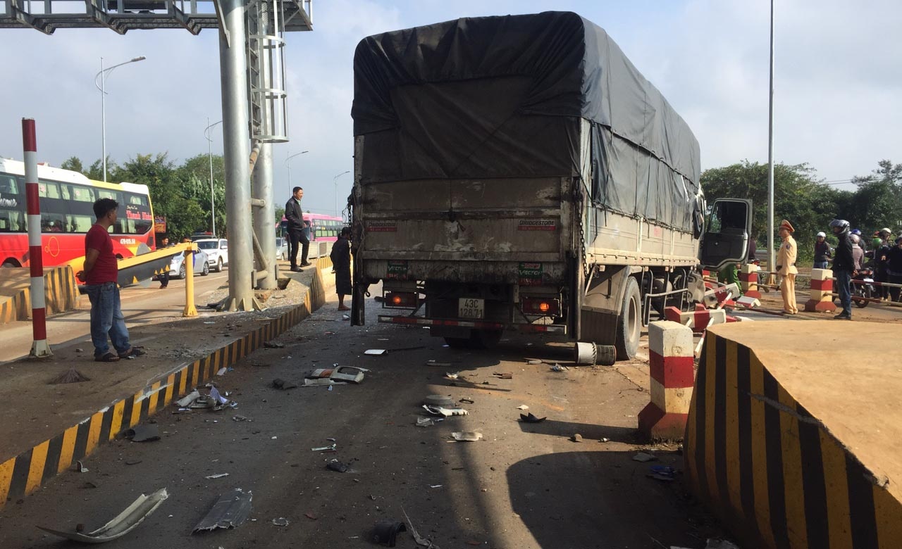 Hai xe tai tong tram BOT Quang Duc anh 1