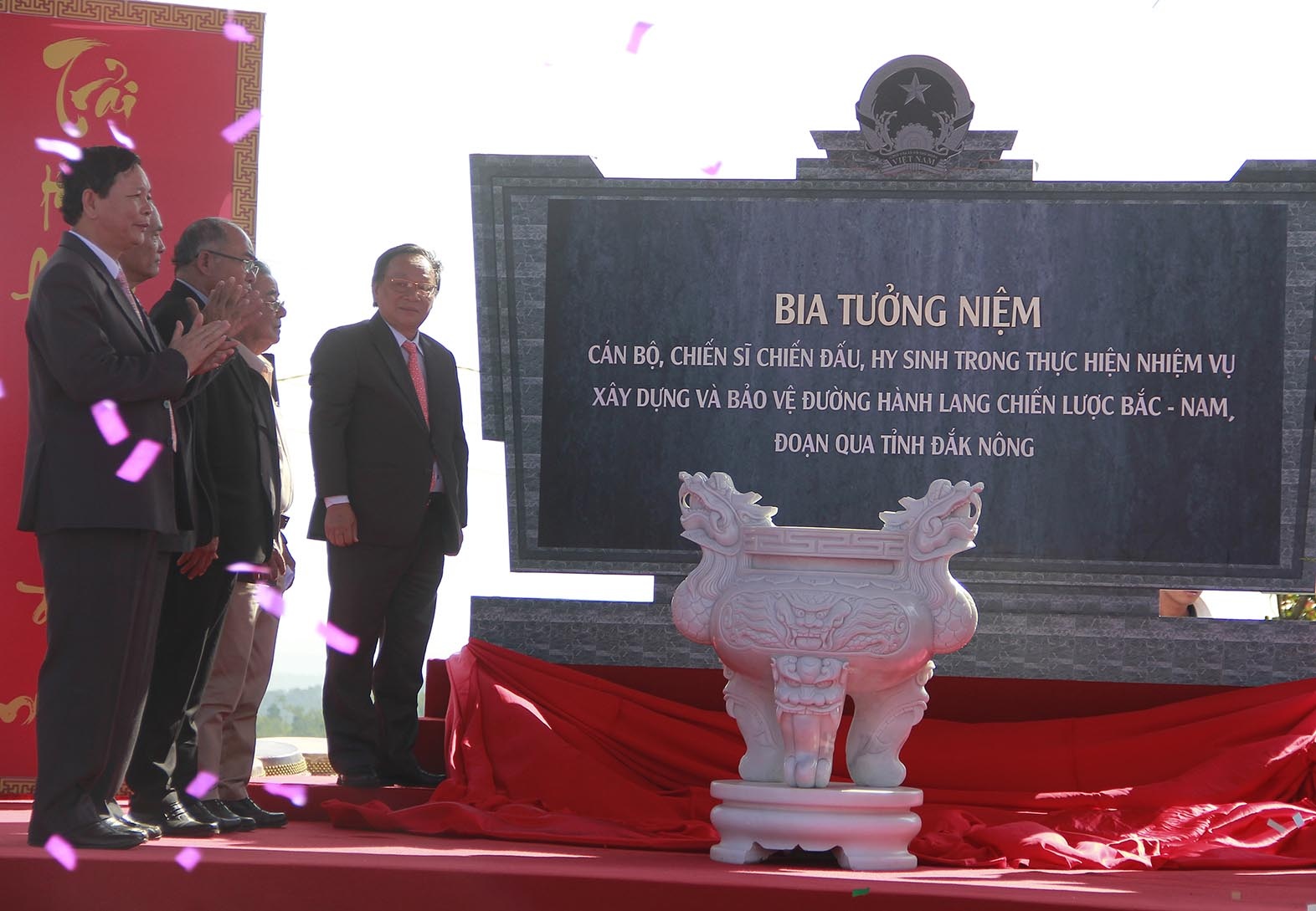 Bia tuong niem hanh lang chien luoc Bac-Nam anh 1