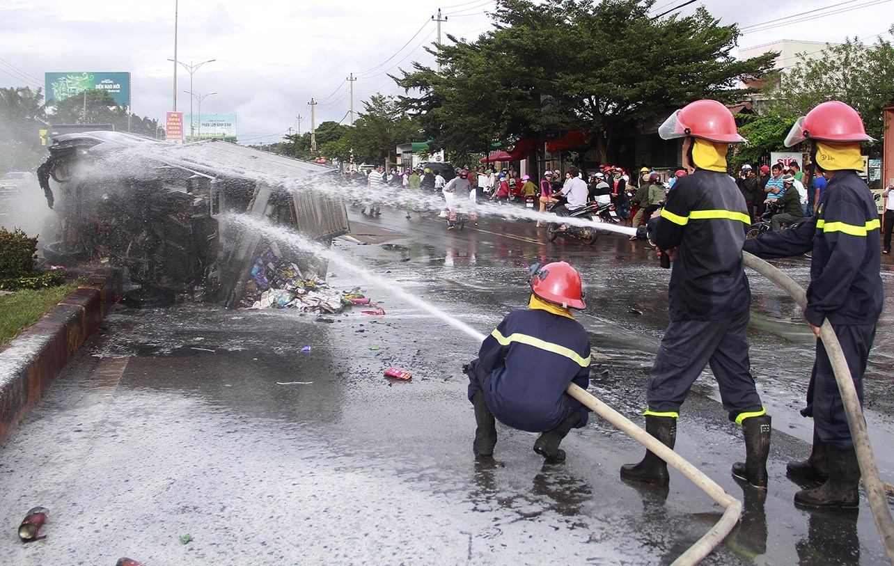 Xe tai chay rui sau tai nan lien hoan hinh anh