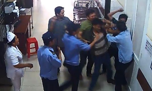 Nguoi nha benh nhan hanh hung bao ve benh vien hinh anh