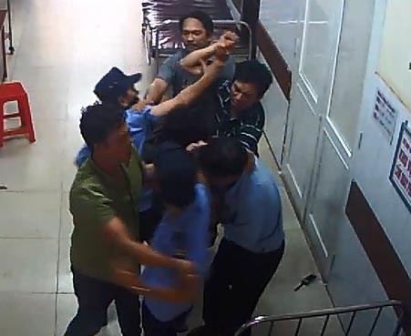 Người nhà bệnh nhân đánh bác sĩ ảnh 1 Nguoi nha benh nhan danh bac si anh 1