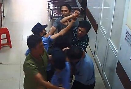 Chong lao vao tan cong bao ve benh vien khi dua vo di cap cuu hinh anh