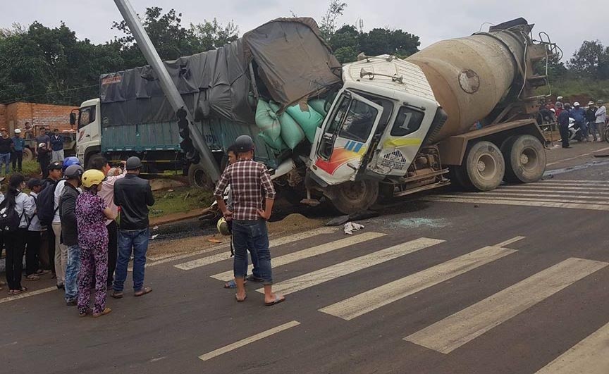 Tai nạn liên hoàn 4 người thương vong ảnh 1 Tai nan lien hoan 4 nguoi thuong vong anh 1