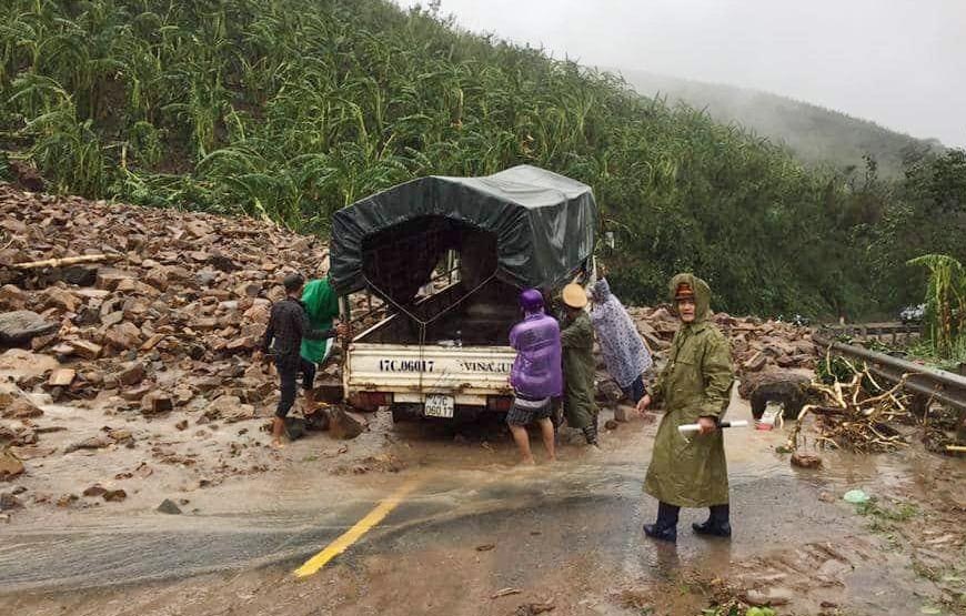 Bao so 12 - Damrey quet qua Tay Nguyen, cay nga de nguoi di duong hinh anh