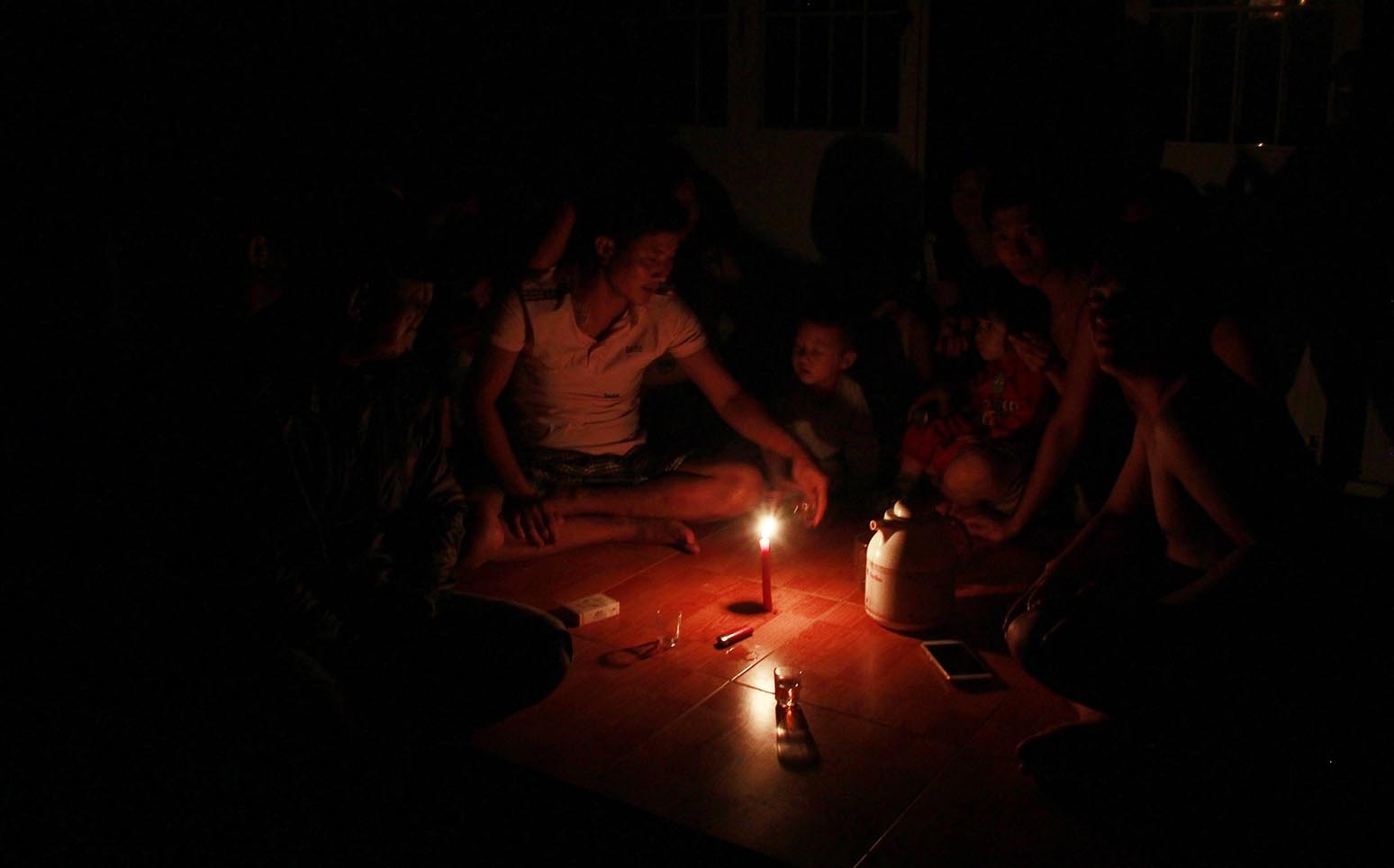 Mat dien, nguoi dan Khanh Hoa song trong man dem sau bao so 12 hinh anh