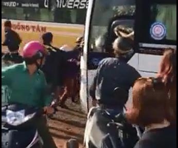 Tai xe xe khach dung tuyp sat danh nhau giua duong hinh anh