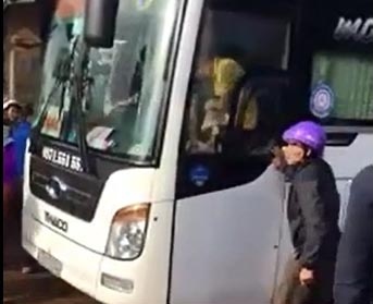 Hai tai xe danh nhau giua duong hinh anh