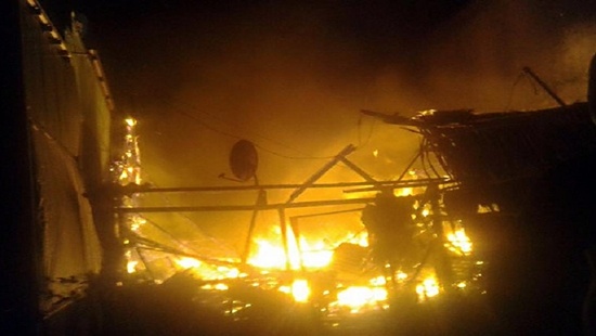 Chay nha luc rang sang, ba bo con tu vong hinh anh