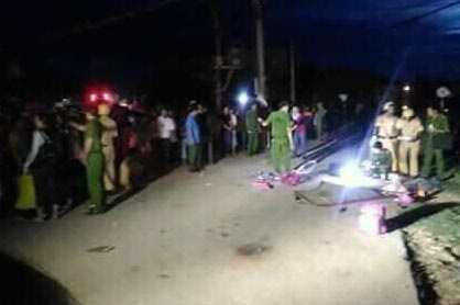 Be gai 8 tuoi bi xe tai tong tu vong tren duong di hoc ve hinh anh