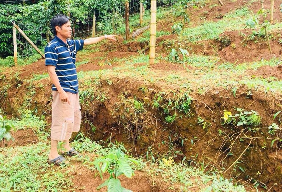 Sụt lún kế bên hồ chứa bùn đỏ ảnh 1 Sut lun ke ben ho chua bun do anh 1