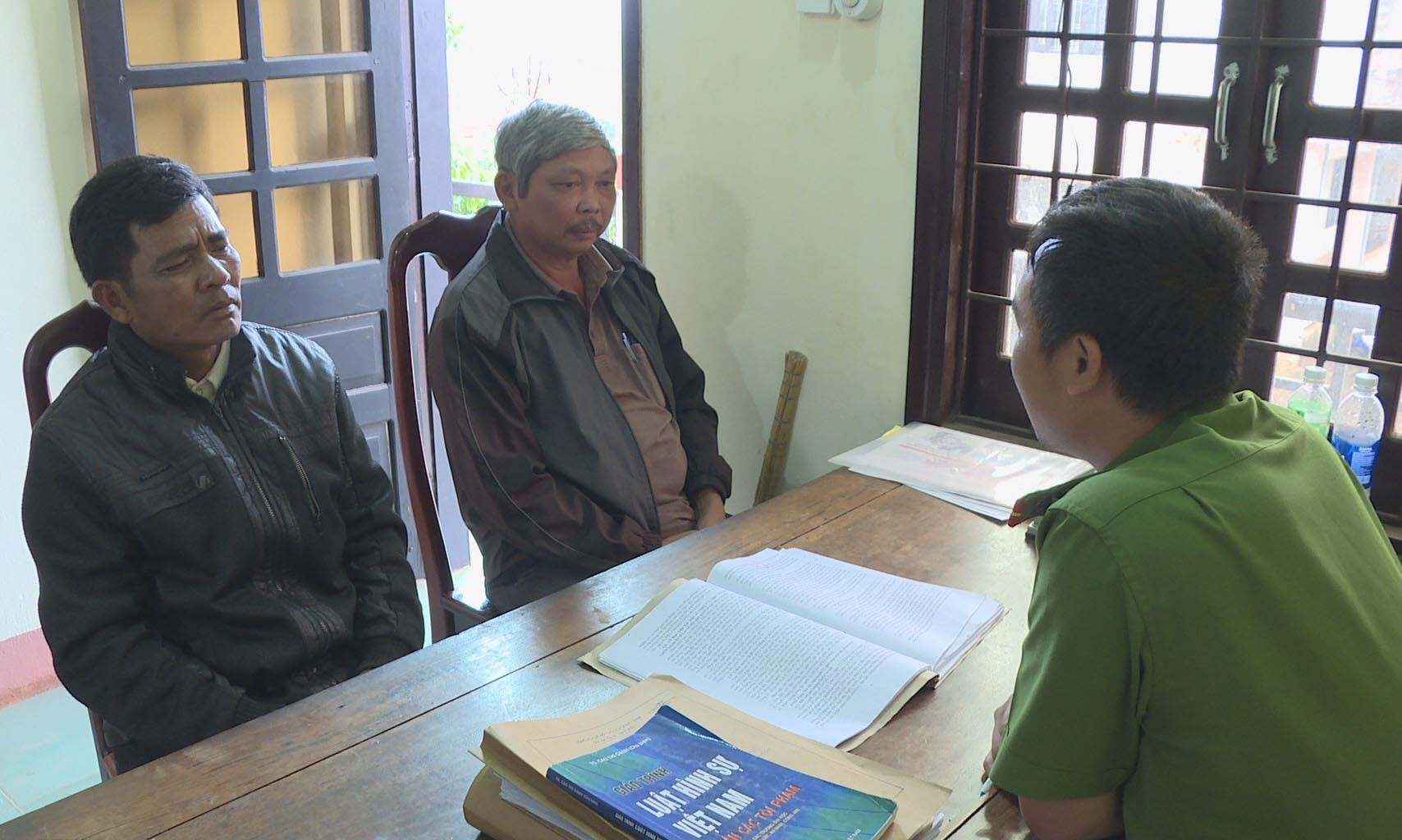 Ban dat cong lay tien xay cong chao, 3 can bo xa bi khoi to hinh anh