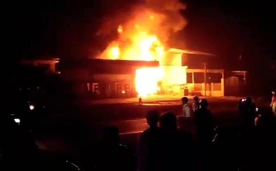 Cay xang bi lua bao trum trong dem hinh anh