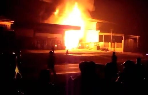 Lua thieu rui kho nhot ke cay xang hinh anh