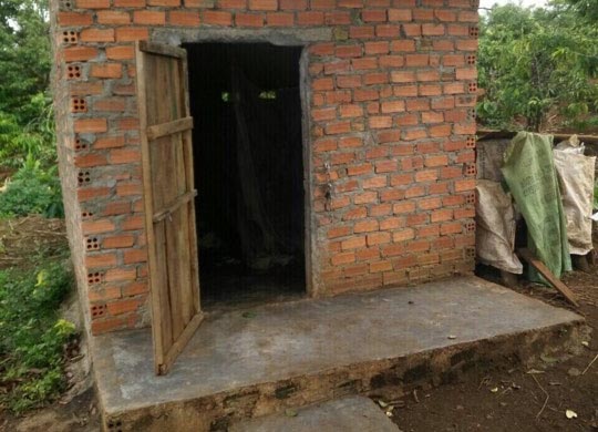 Nguoi phu nu to bi hiep dam khi ngu mot minh trong ray ca phe hinh anh