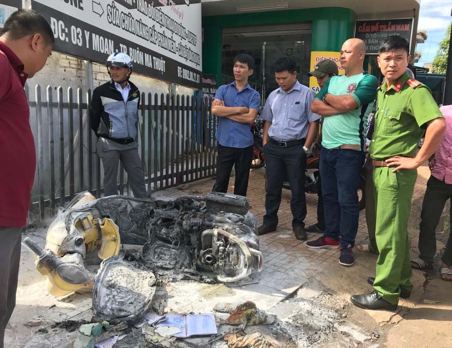 Xe máy cháy rụi ảnh 1 Xe may chay rui anh 1