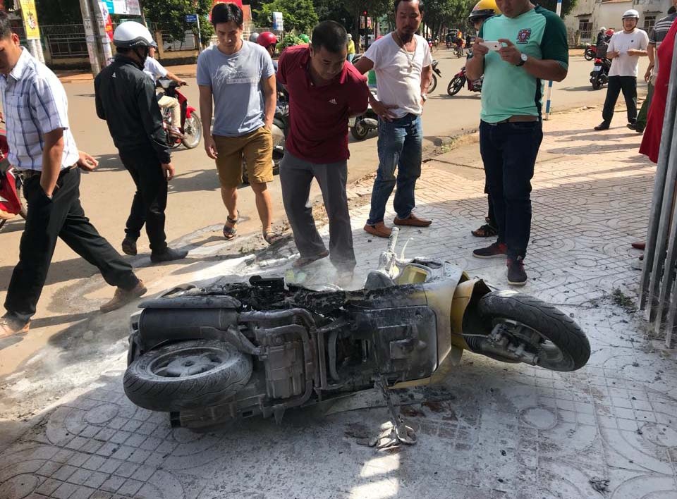 Danh vo cu, dot xe may giua duong hinh anh