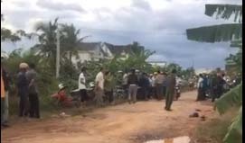 Cau bi dam chet sau khi chau dung xe hinh anh