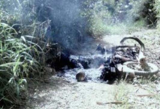 Nguoi dan ong chet chay canh xe may hinh anh