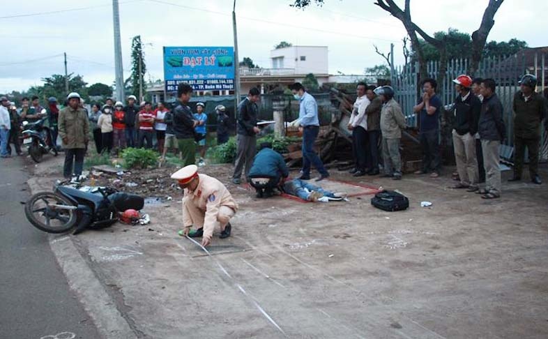 Hai thanh nien thiet mang sau khi tong vao xe cong nong hinh anh