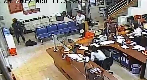Clip thanh nien bit mat no sung cuop ngan hang hinh anh