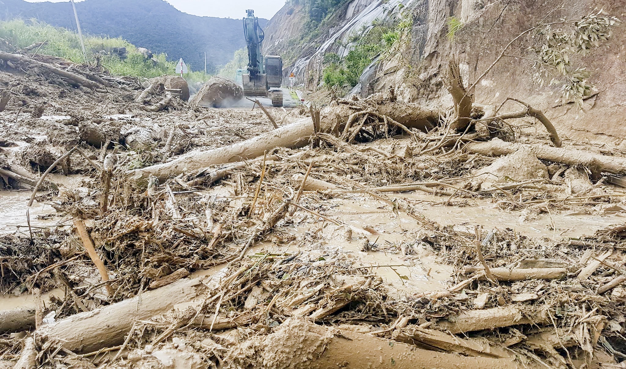 Suyt chet khi don dat da sat lo chia cat duong di Nha Trang - Da Lat hinh anh