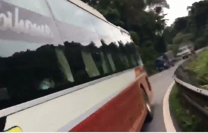 Xe giuong nam ep xe may tren deo Bao Loc hinh anh