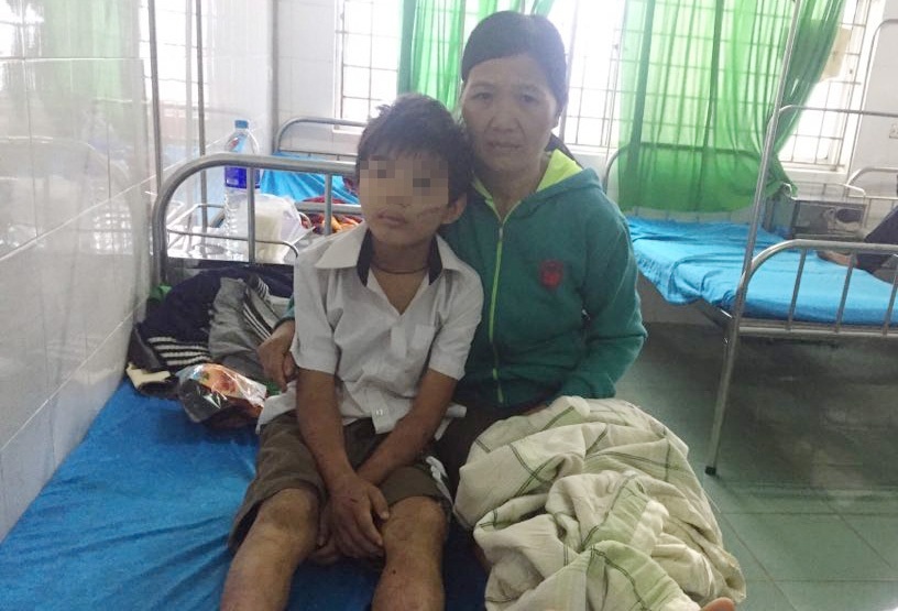 Bé trai bị ba đánh ảnh 2 Be trai bi ba danh anh 2