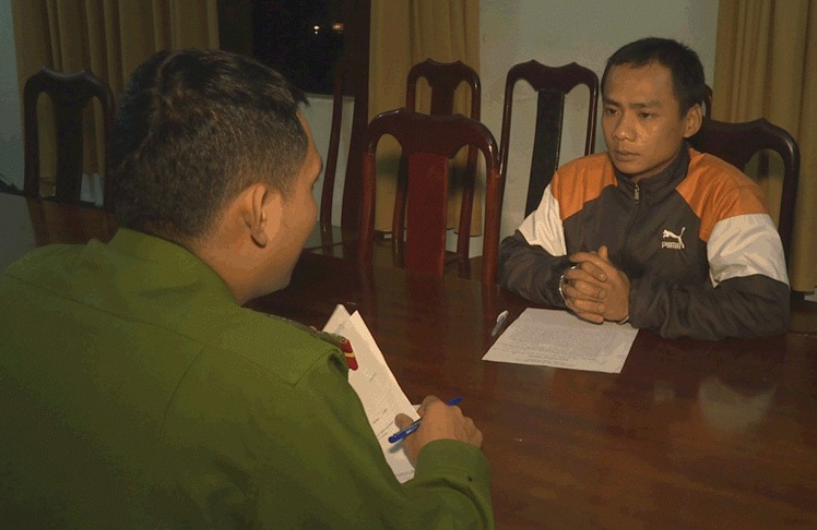 Bat thanh nien gia cong an cuong buc be gai hinh anh