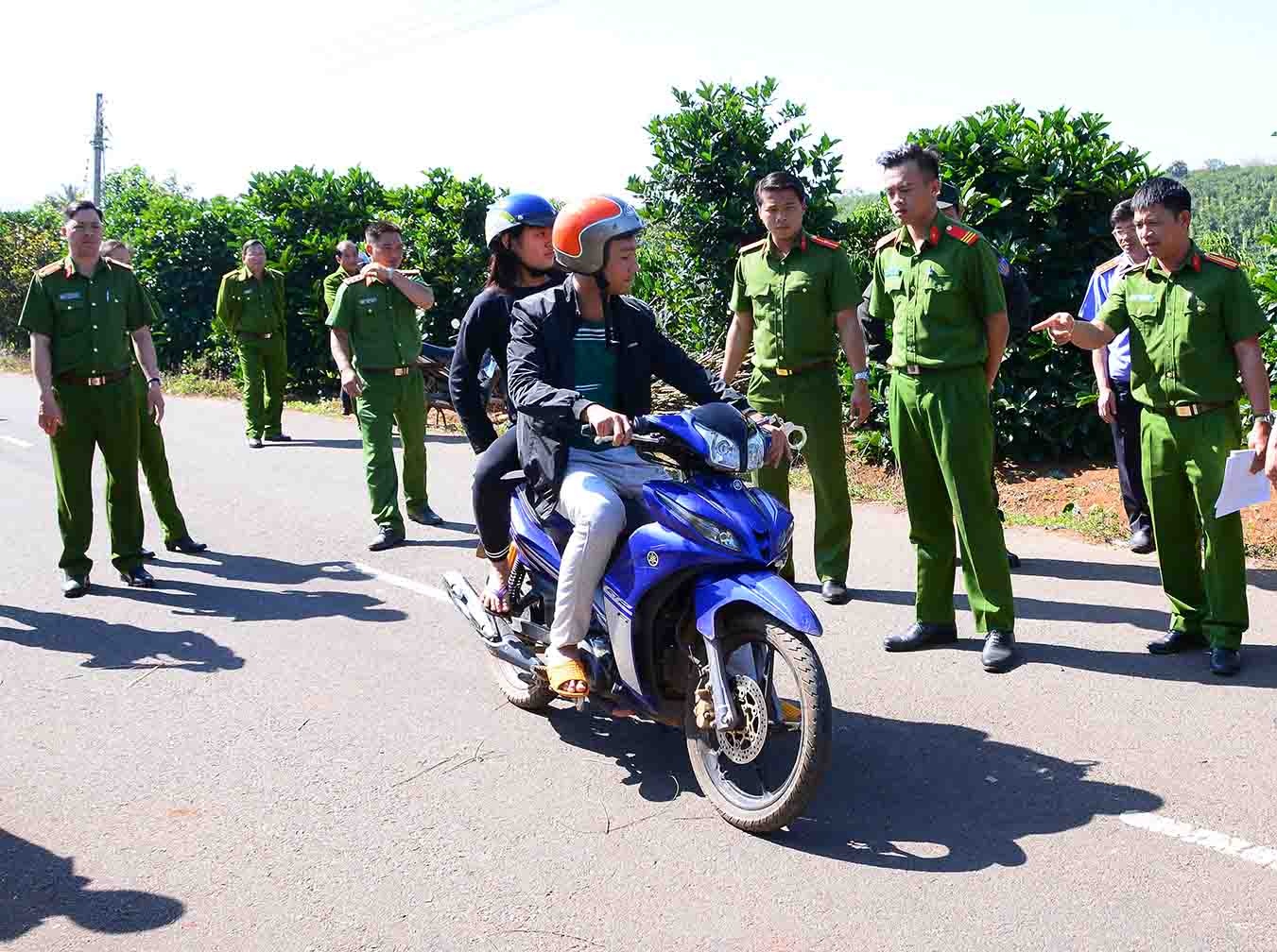 Thanh nien dam chet nguoi vi bi pha den xe vao mat hinh anh