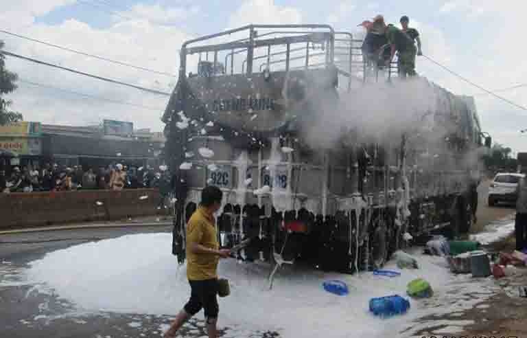 Xe tai cho hang hoi cho boc chay giua duong hinh anh