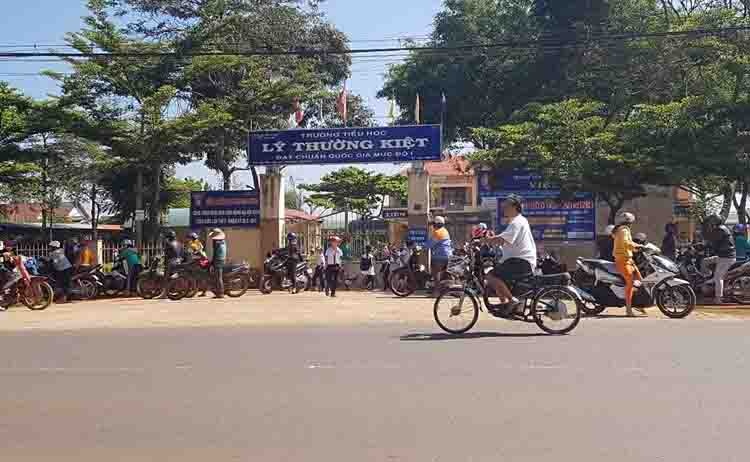 Phu huynh buc xuc vi phai dong 12 khoan thu gan 3 trieu dong hinh anh