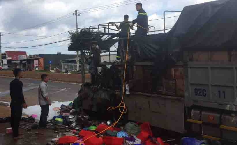 Xe tai cho hang dang chay boc chay hinh anh