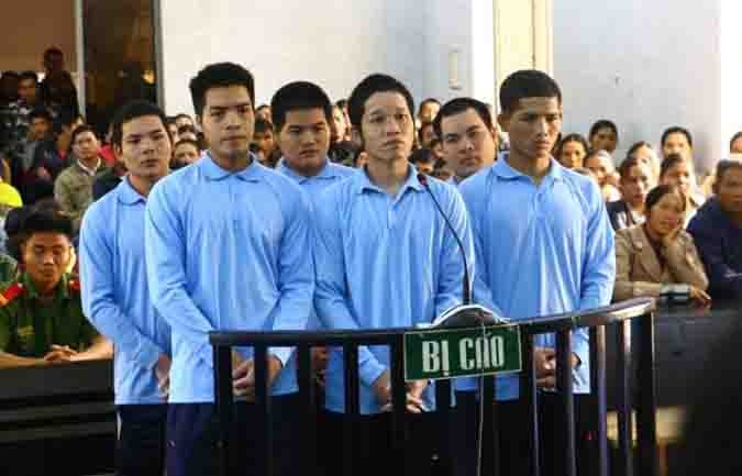 Nhom nhau cung ngoi tu vi hiep dam be gai hinh anh