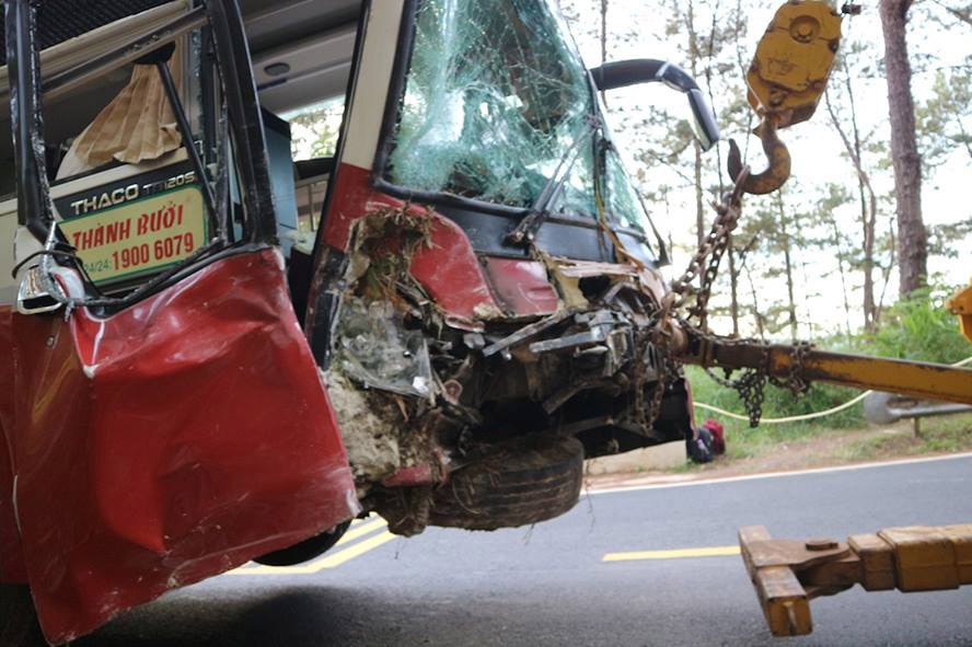 Xe khach giuong nam cua Thanh Buoi dam vao vach nui luc rang sang hinh anh