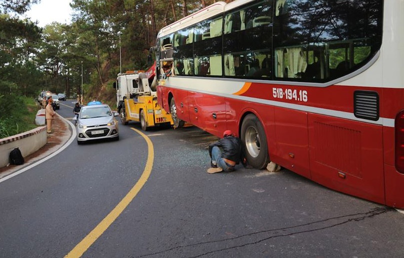 Xe khach lao vao vach nui anh 1