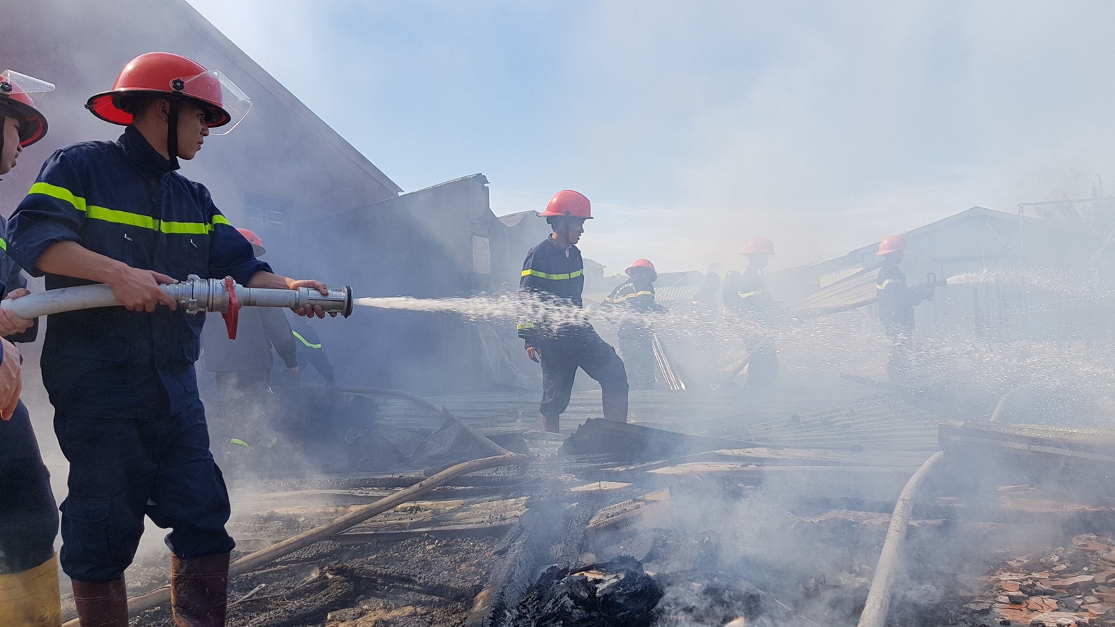 Bon can nha chay rui trong ngay dau nam hinh anh