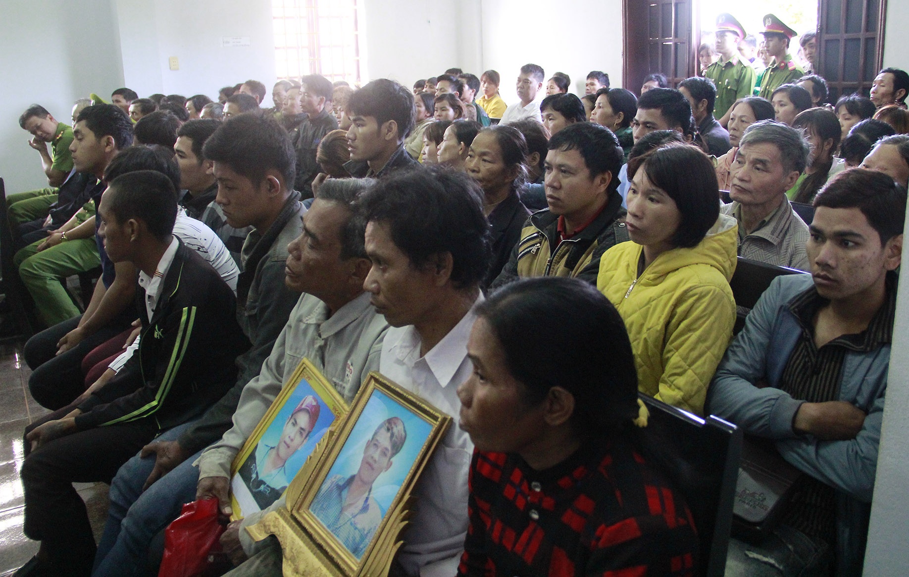 Nguoi dan chen chuc trong phien xu no sung tai Dak Nong hinh anh