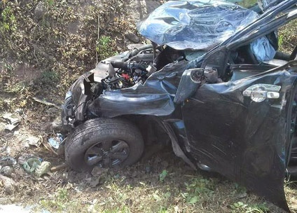 Xe ban tai lao vao goc cay khi di dam cuoi, 1 nguoi chet, 4 bi thuong hinh anh