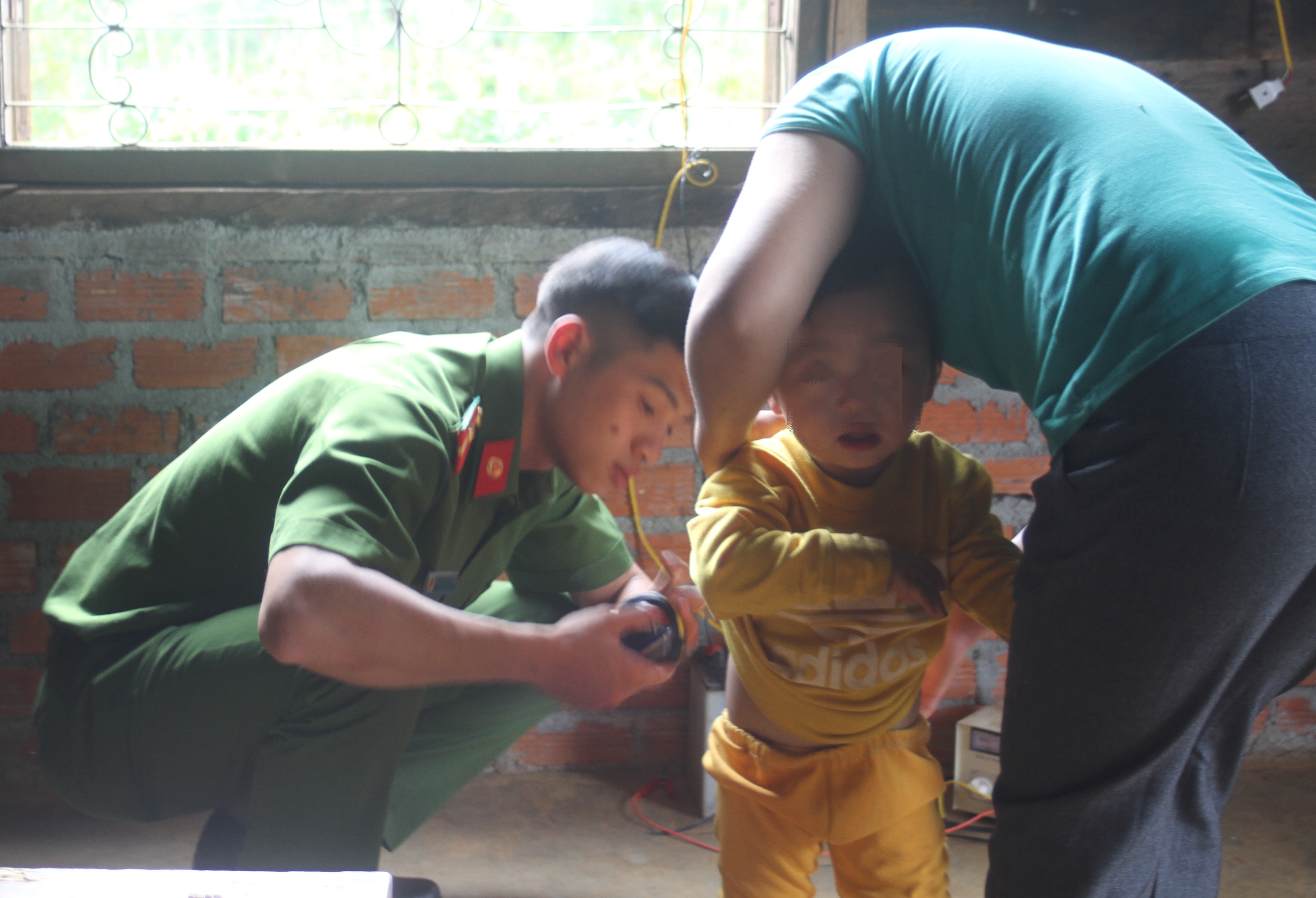 Xu ly hanh chinh nguoi giu tre danh be trai 2 tuoi hinh anh