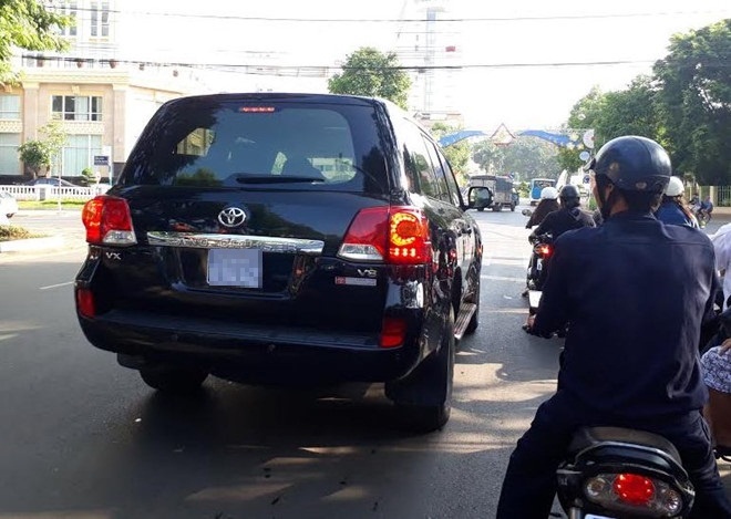 Dak Nong ban 2 xe sang doanh nghiep tang nop ngan sach hinh anh