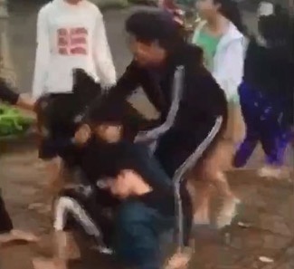 Clip hai nhom nu sinh danh nhau hinh anh